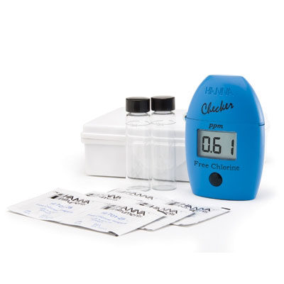 汉纳自由氯测试套件的照片：蓝色探头与数字显示，手动测试，两个试管和携带案例