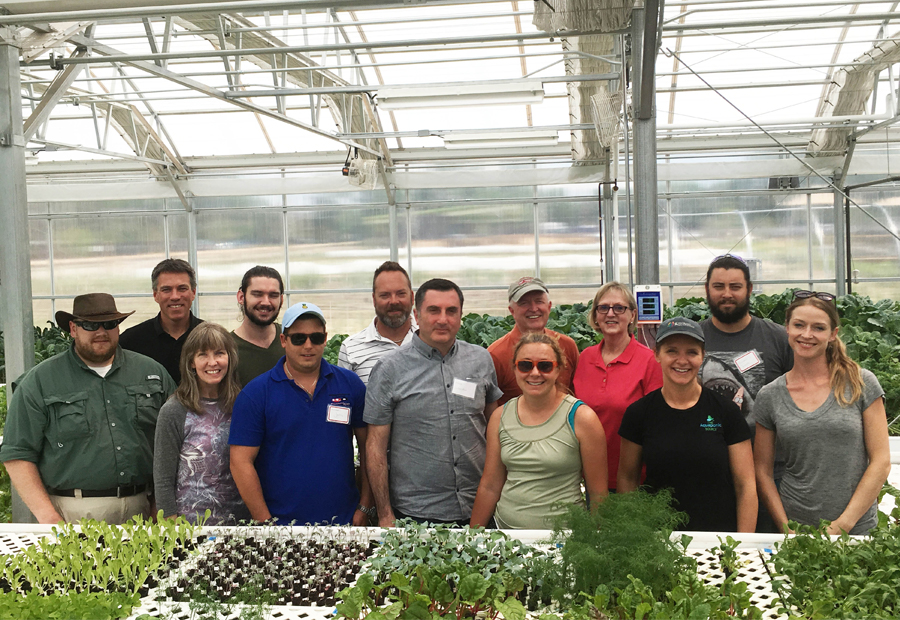 我们的讲师和十名学生参观丹佛的室内水培养温室。